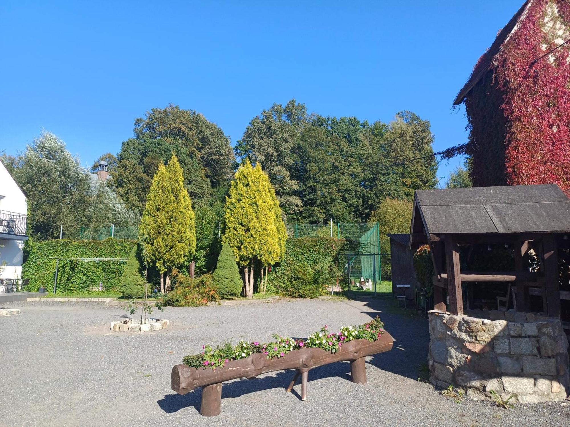 Gosciniec Solan Hotel Jeleniow Exterior photo